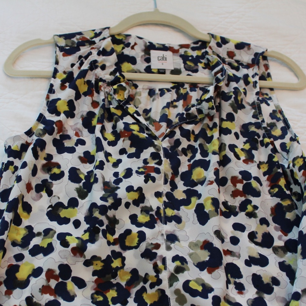 Cabi silk spotted sleeveless blouse